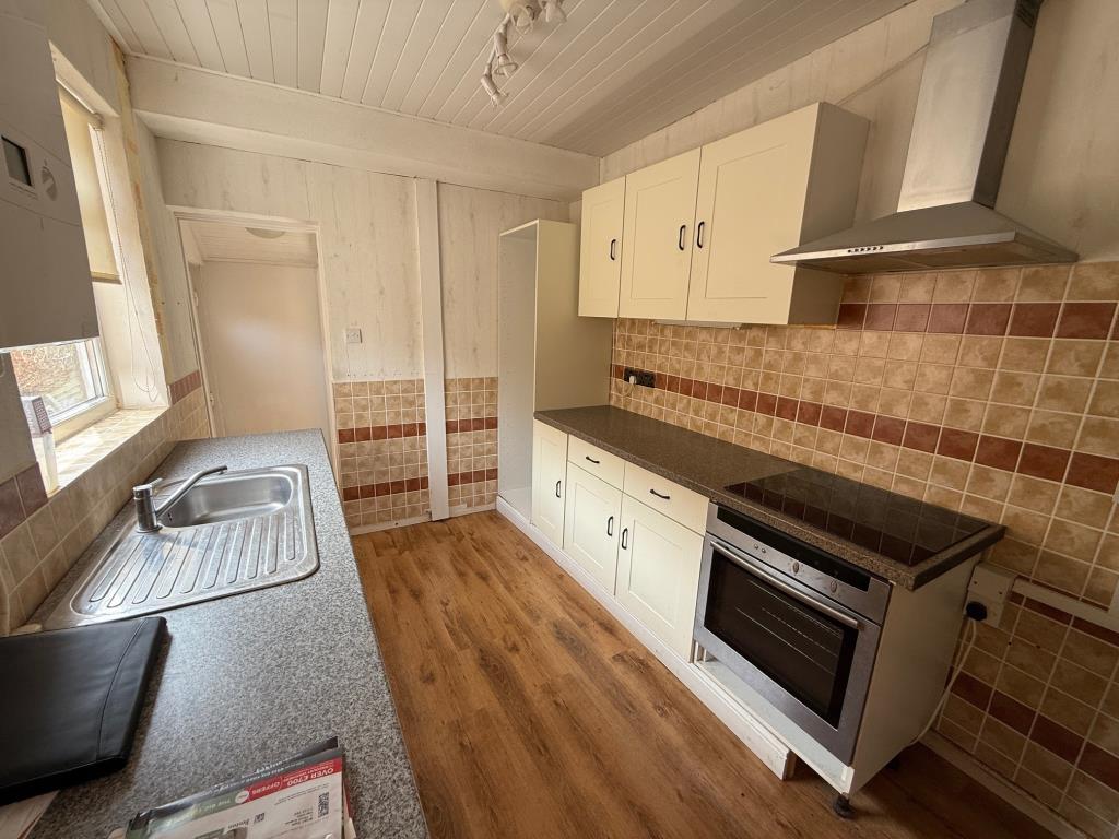 Lot: 139 - END-TERRACE HOUSE FOR IMPROVEMENT - Fitted kitchen with window to the side